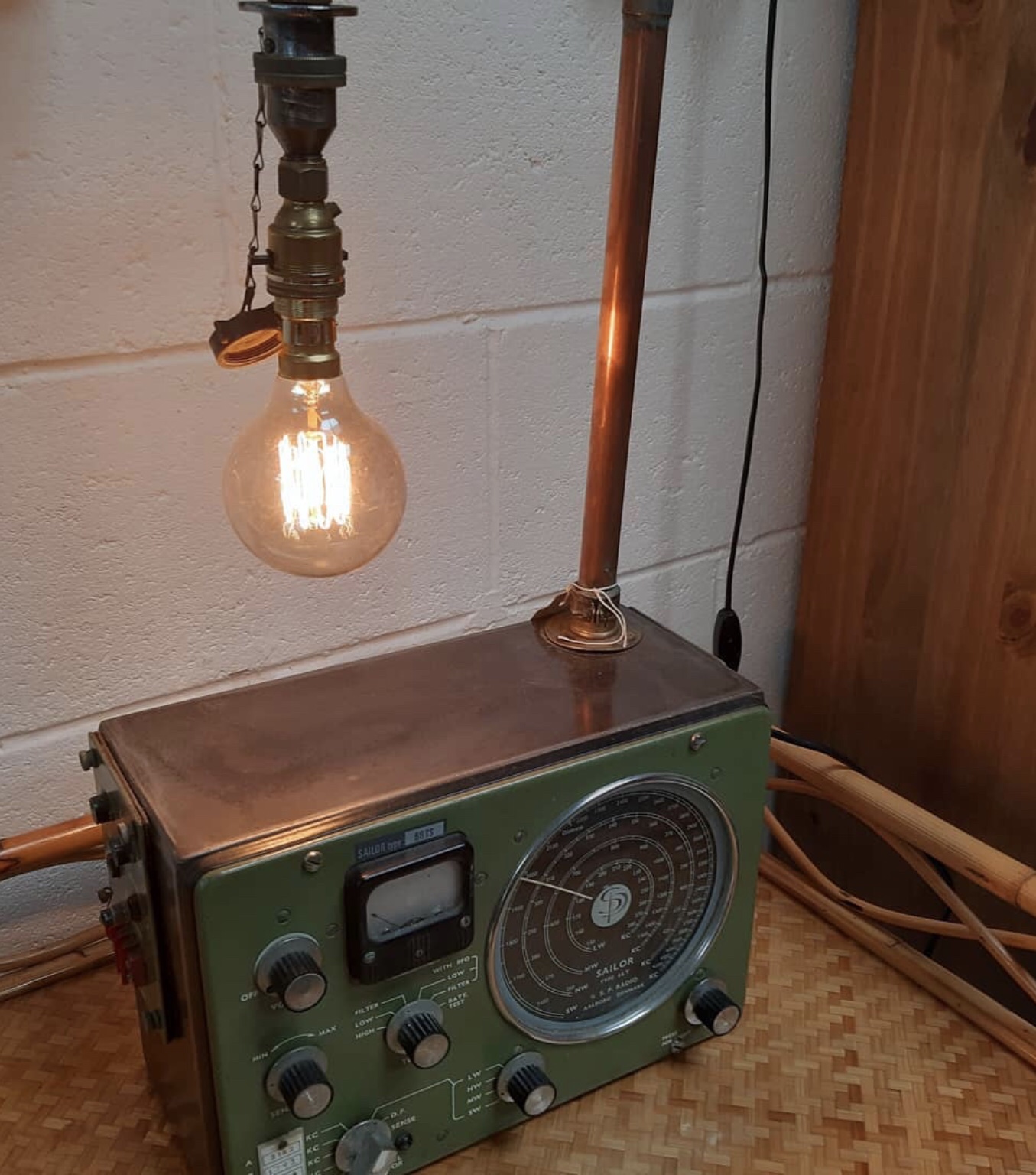 9:45 Fatal spur Ships Radio Lamp | Upcycles_it